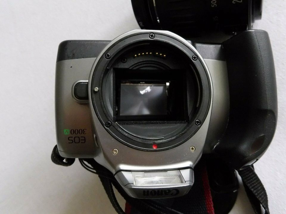 Canon EOS 3000v , analoge Spiegelreflex Kamera,Objektiv,UV Filter in Bielefeld