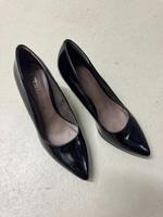 Tamaris Pumps spitz glänzend 36 Schwarz wie neu Stuttgart - Möhringen Vorschau