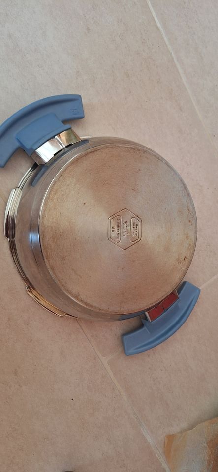 Fissler Bratpfanne Kochtopf Edelst., Waffelb., kein Iduktion 22cm in Holzminden