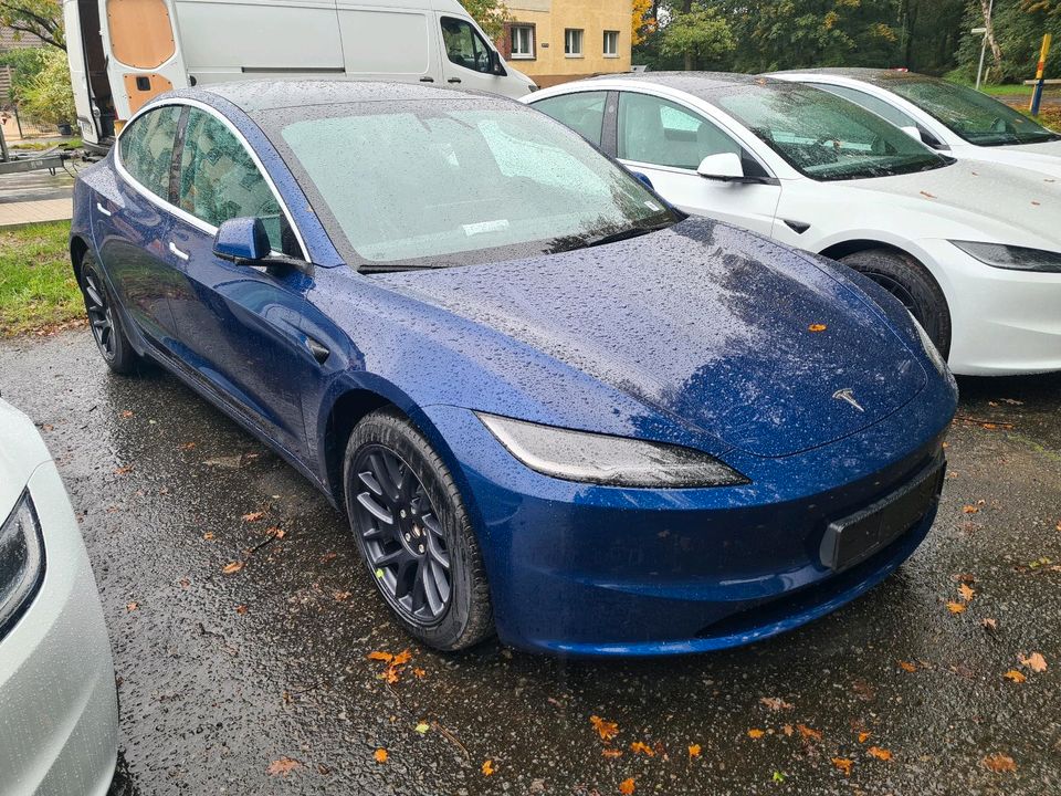 Tesla Model 3 HL 2024 Winter-Räder/ Reifen Pirelli oder Barum in  Nordrhein-Westfalen - Steinhagen, Reifen & Felgen