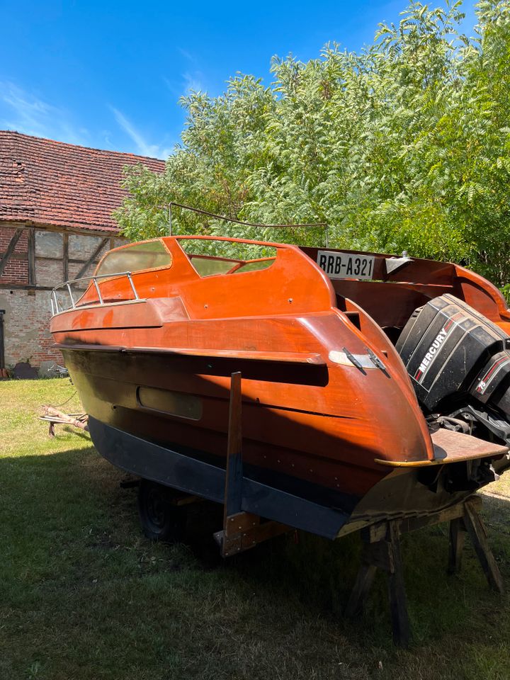 Motorboot aus Mahagoni in Rathenow