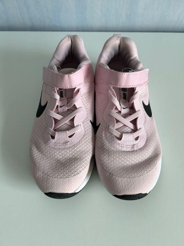 Rosa Turnschuhe für Mädchen - Nike - Gr. 35 in Kelkheim