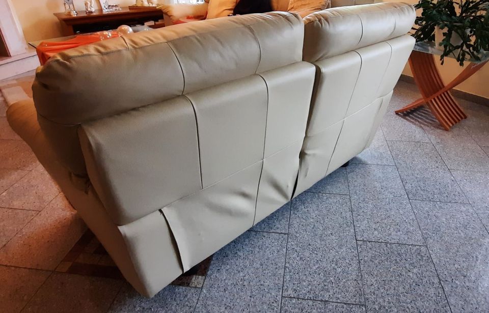 Couch Sofa Leder Cremefarben in Aschaffenburg