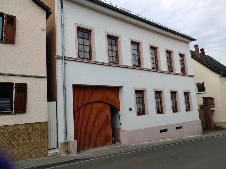 Grosses Haus mit zweiter Wohnung,  Hof und Scheune in Laubenheim Nahe