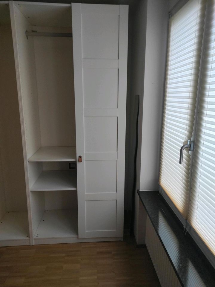 Kleiderschrank (weiß, Pax, von Ikea) in München