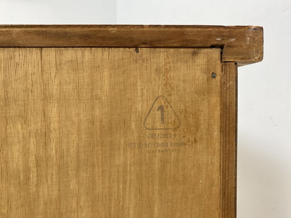 WMK 1/2 Hübscher und geräumiger Mid-Century Nachttisch aus vollem Holt mit Schublade und hübschen Messinggriffen # Nachtschrank Nachtschränkchen Nachtkommode Kommode Beistelltisch DDR VEB Vintage in Berlin