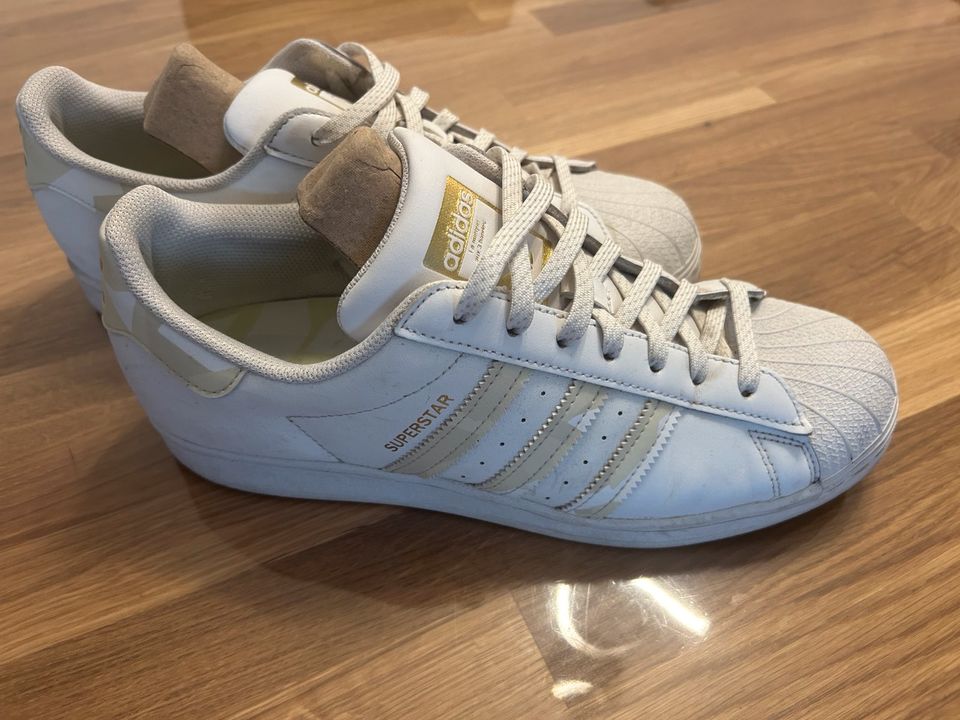 Adidas Superstar, weiß, sehr gut erhalten, Größe 43 1/3 in Bonn