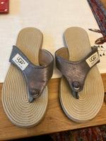 UGG Australia Zehentrenner Sandaletten beige Glitzer Gr.39 Neu! Nordrhein-Westfalen - Troisdorf Vorschau