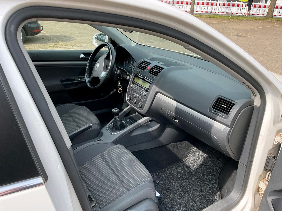 Vw Golf Variant Panoramadach 17 Zoll Benzin Anhängerkupplung in Mauritz