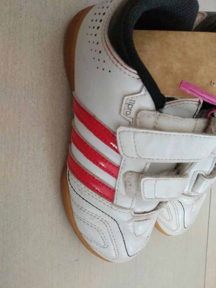 Hallensport Schuhe Größe 30 Adidas in Wiesenbronn