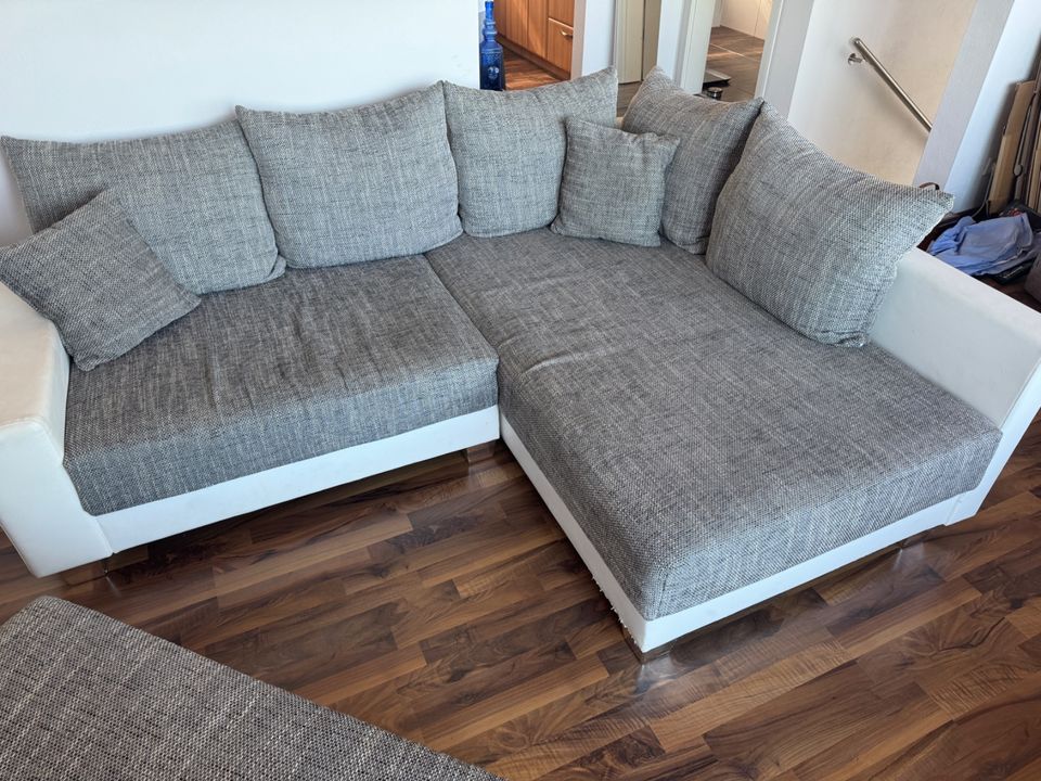 Couch/Sofa mit Ottomane und Kissen, grau melliert/weiß in Eching (Kr Freising)