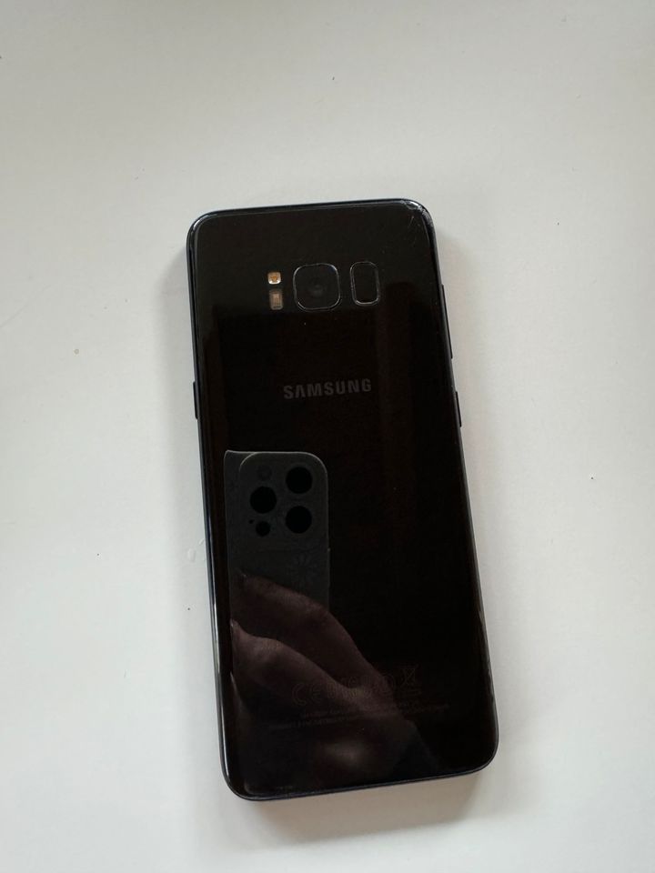 Samsung Galaxy S8 in schwarz mit Hüllen in Worms