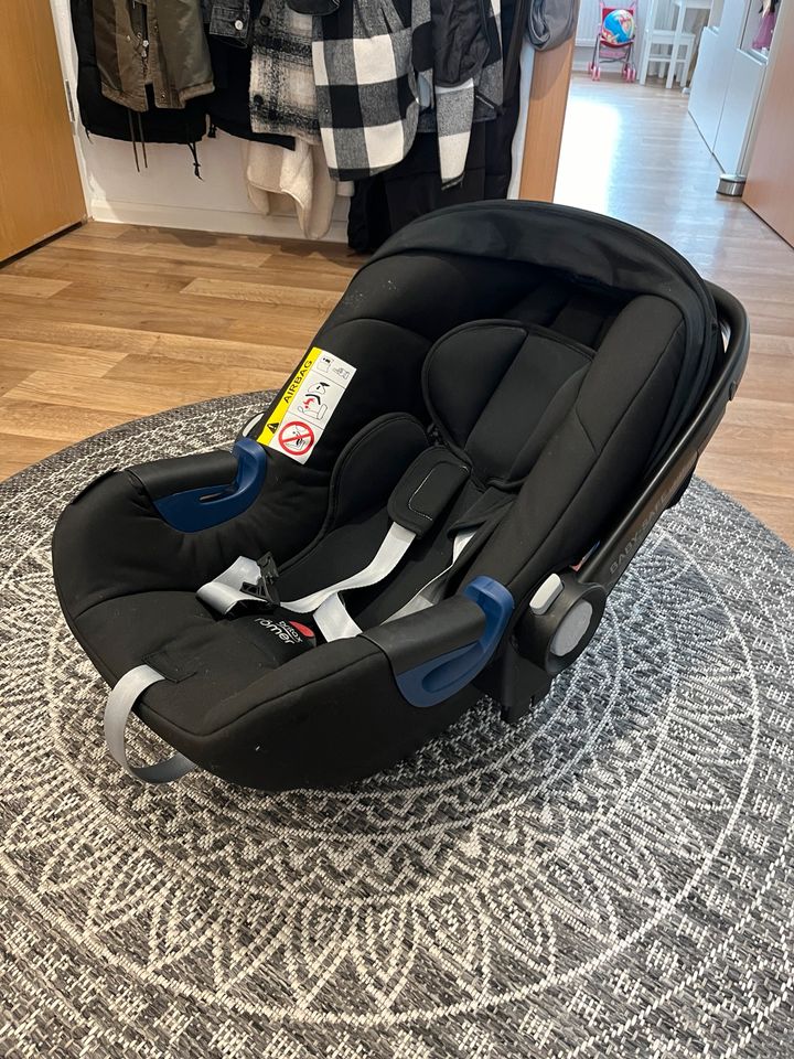 Autoschale und Base von Britax Römer in Berlin