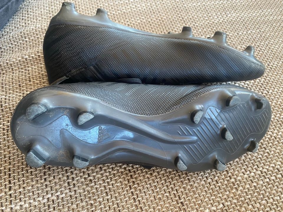 Fußball Stollenschuhe adidas Gr. 41 1/3, schwarz-grau, Top in Rainau