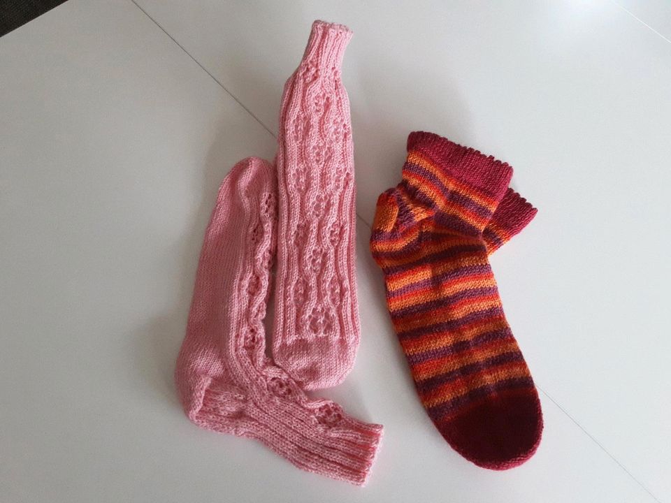 Strick-, Bettschuhe, Hausschuhe, Socken in Warnitz