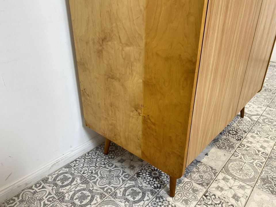 WMK Minimalistischer & gut erhaltener Mid-Century Kleiderschrank aus 1967 in Buche & Birke mit ausreichend Stauraum & konischen Füßen # Schrank Schlafzimmerschrank Wardrobe Wäscheschrank Vintage 60er in Berlin