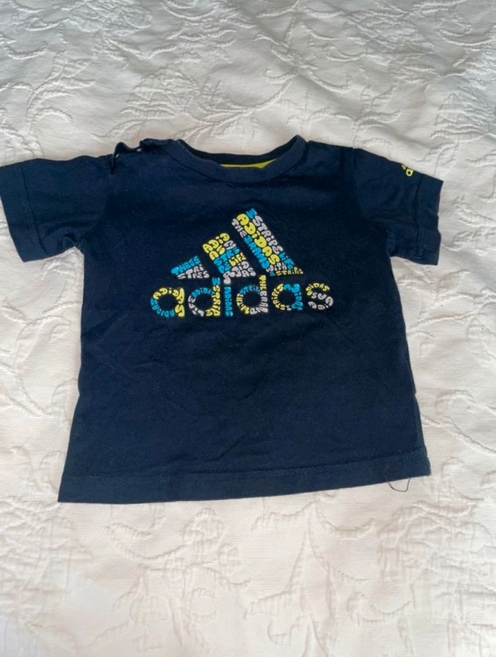 Adidas T-Shirt Größe 6-9 Monate in einwandfreiem Zustand in Berlin