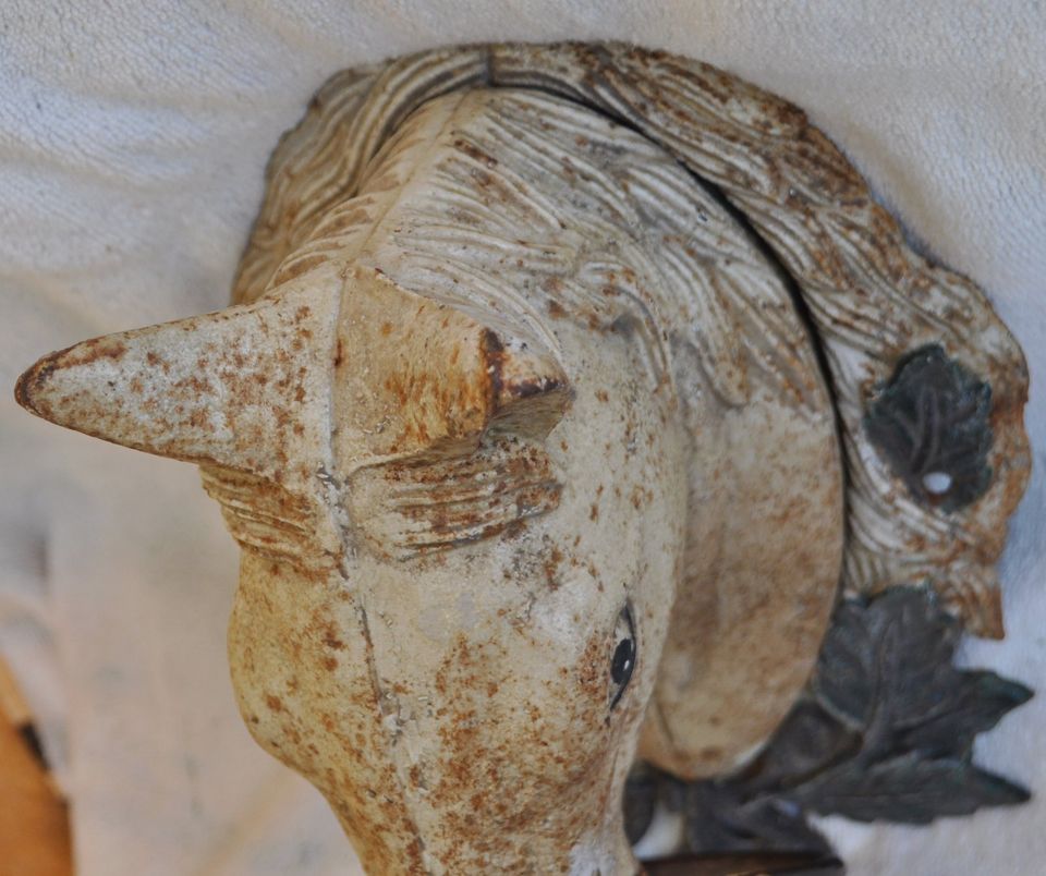 Pferde Kopf aus Gusseisen, Flugrost, ältere Wandskulptur in Iserlohn