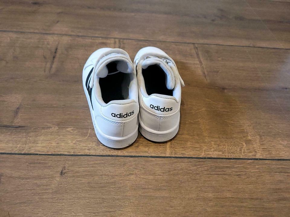OVP: Adidas Sneaker weiß Größe 33 Junge Mädchen in Salzkotten