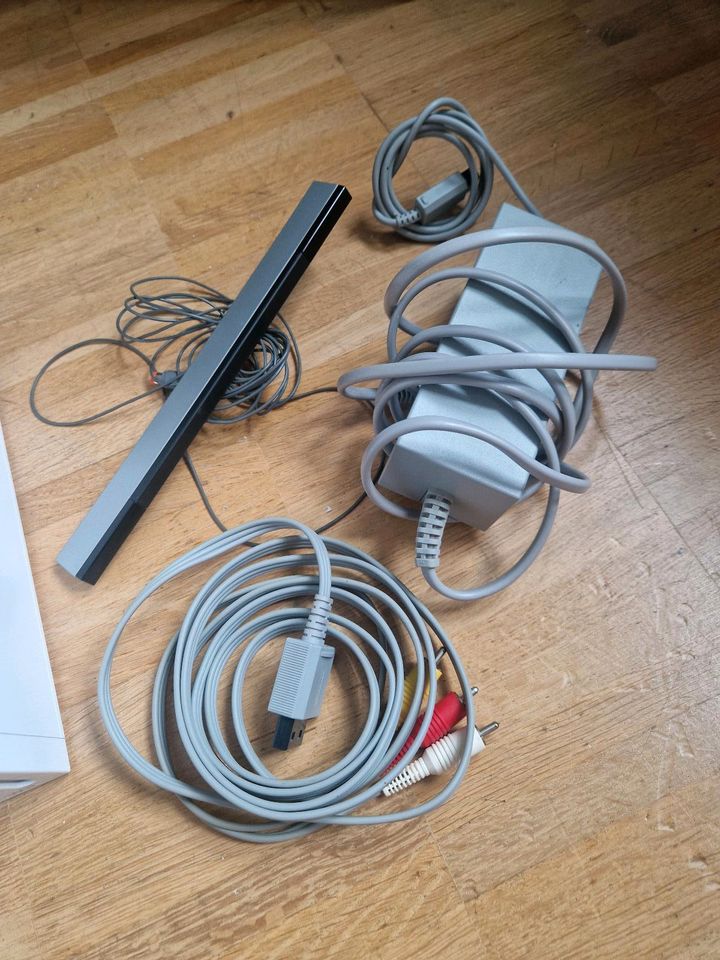 Nintendo Wii Konsole Vollständig - Controller / Nunchuck / Spiel in Köln