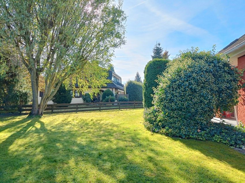 Großzügige, repräsentative Villa m. Garage auf gepflegtem, eingewachsenem Grundstück in ruhiger Lage in Ruhstorf an der Rott