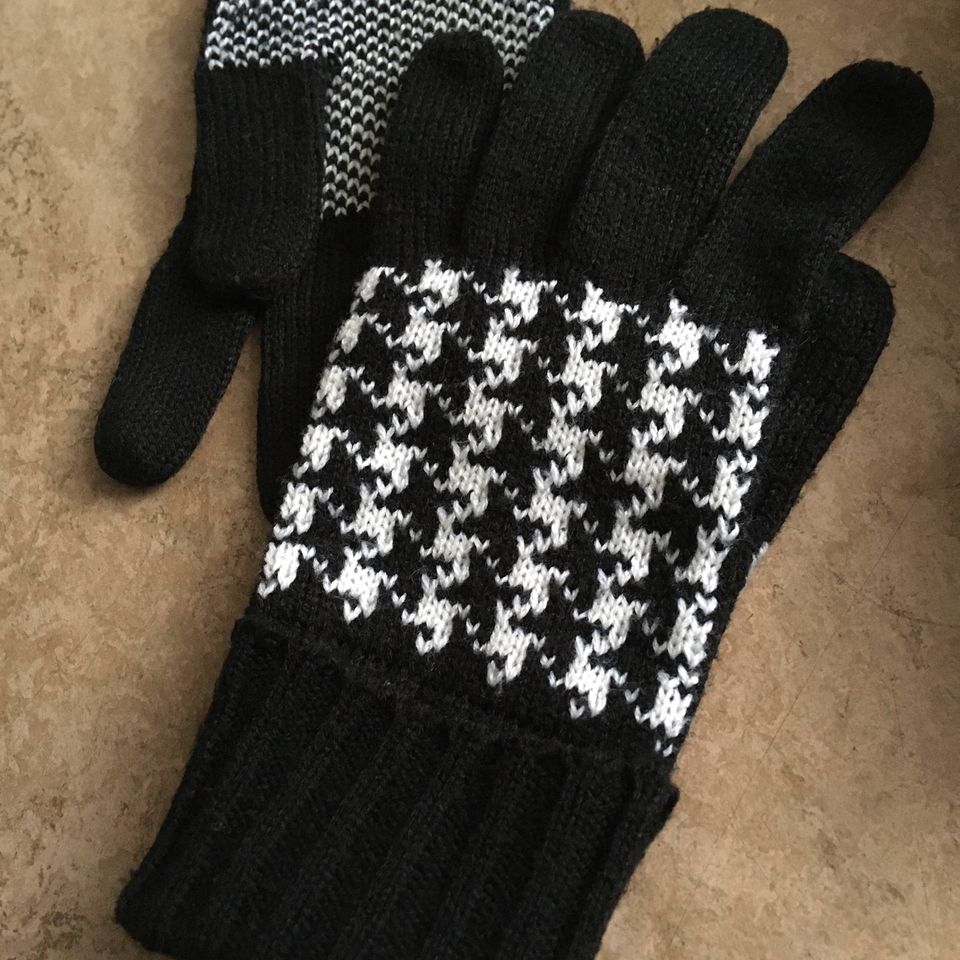 Set Handschuhe Mütze Bommel Wollanteil in Berlin