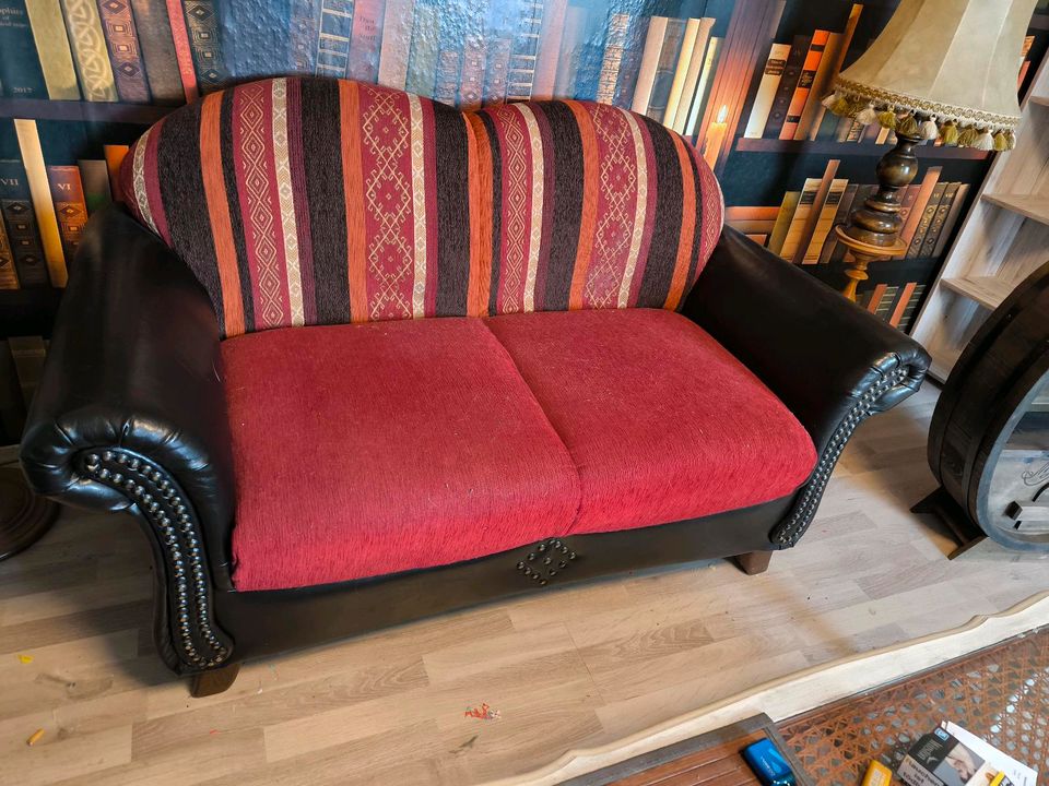 Couch und Sesseln und Fusshocker und Tisch in Dettum