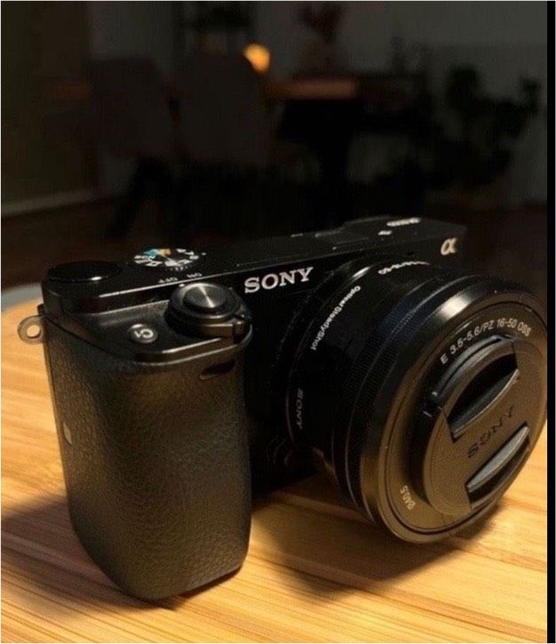 Sony Alpha 6000, Spiegelreflexkamera mit Objektiv in Minden