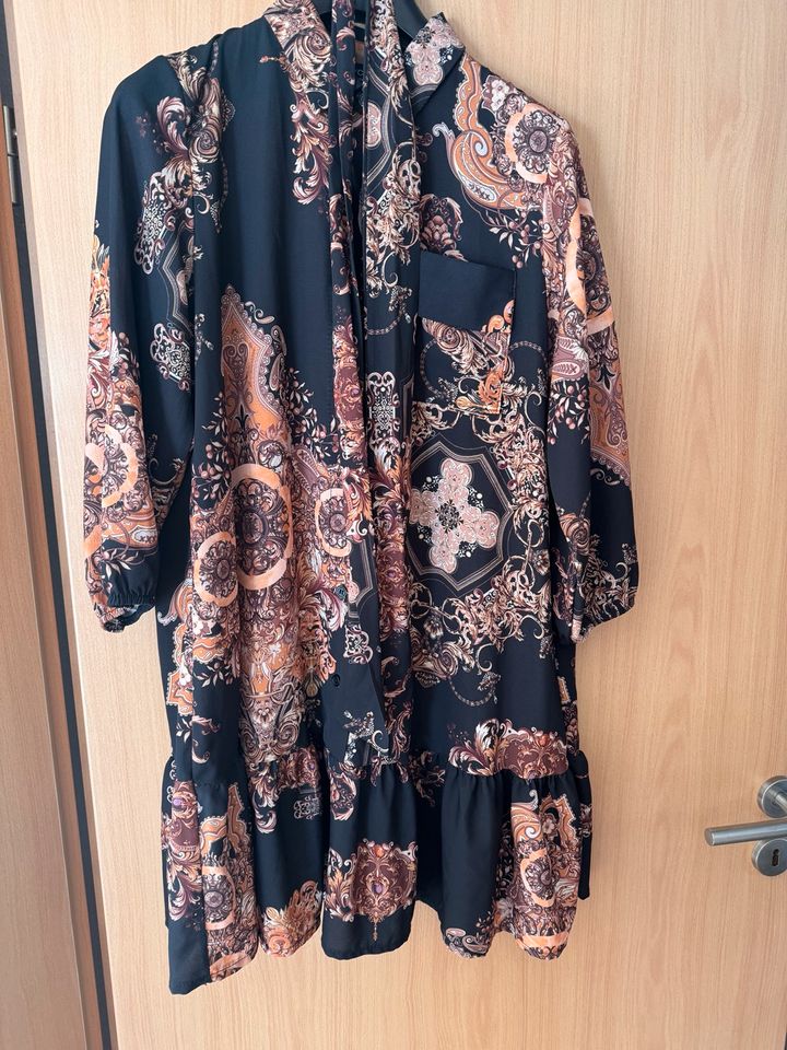 Kleid / längere Bluse mit sehr tollem Muster und Gürtel - M/L in Eberstadt