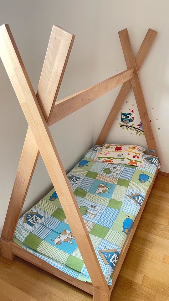 Kinder TP Bett mit Träumeland Baby- und Kindermatratze in Planegg