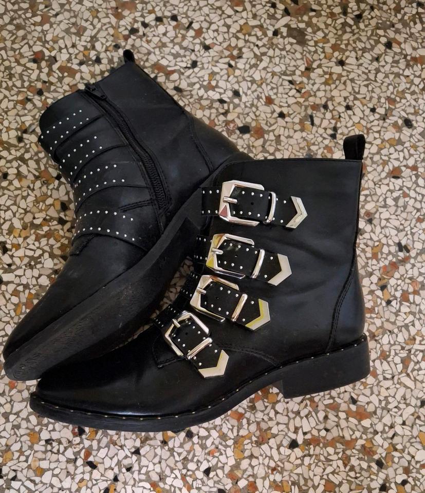 Schwarze Stiefeletten mit Reißverschluss und Zierschnallen in Heidenheim an der Brenz