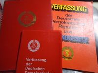 Verfassung der DDR und Jugendgesetz,& Parteiabzeichen plus Zugabe Berlin - Hellersdorf Vorschau