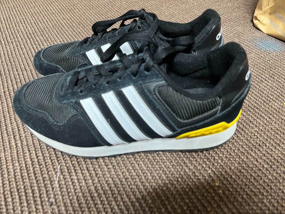 Adidas Sneaker Gr 41 US 6,5 in Oberau