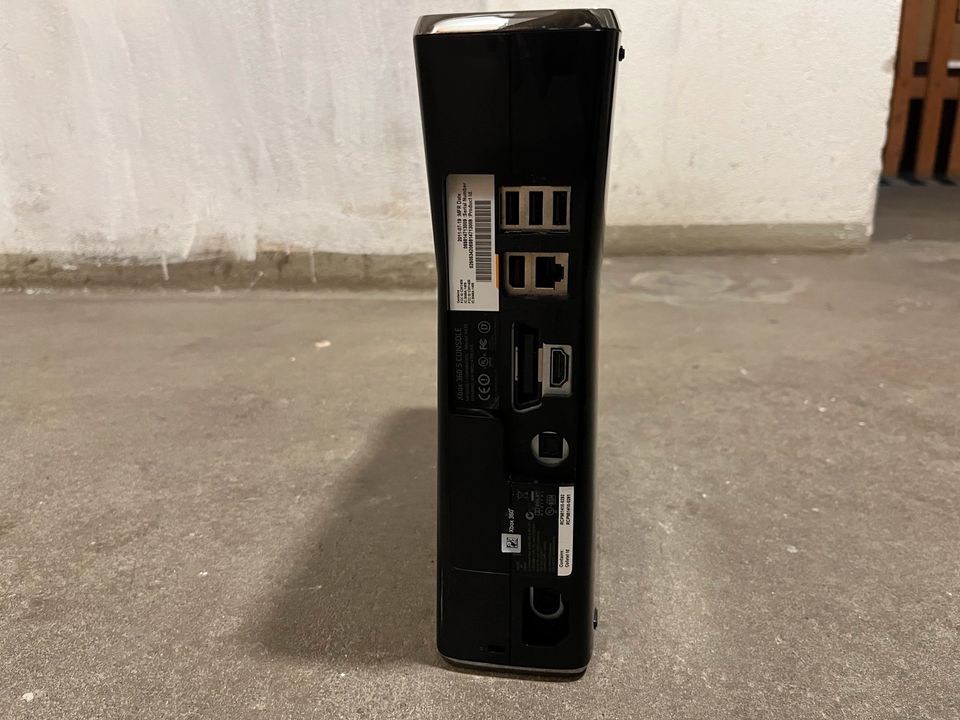 Xbox 360 mit 250GB inkl. zugehörige Kabel in Nürnberg (Mittelfr)