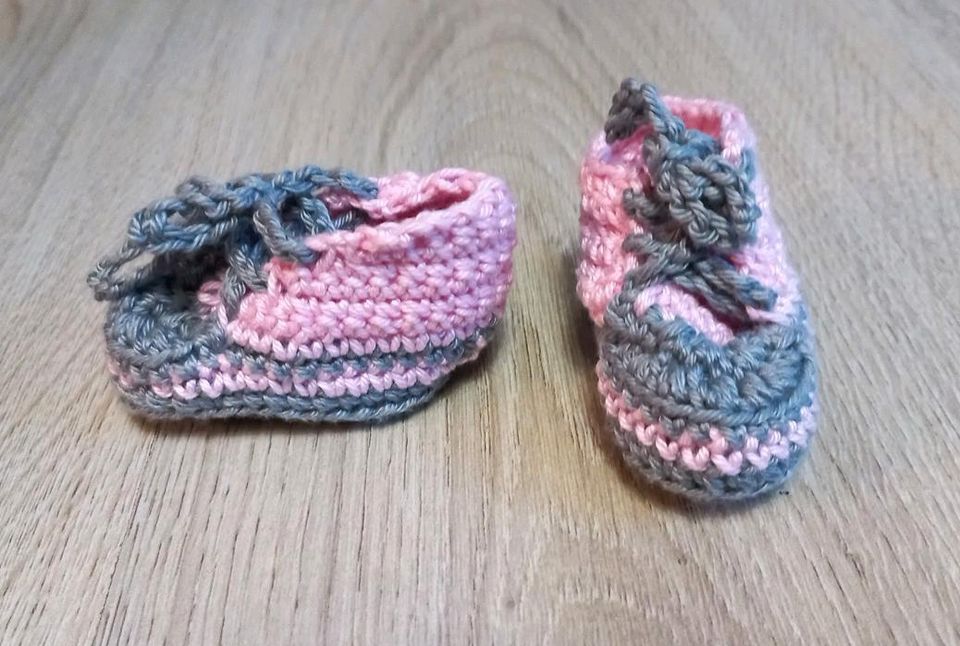 Baby Schuhe Neugeboren Häkel Kleidung Mädchen zu verschenken in Mönchengladbach