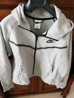 Nike Kapuzenjacke Gr. L Grau Berlin - Neukölln Vorschau