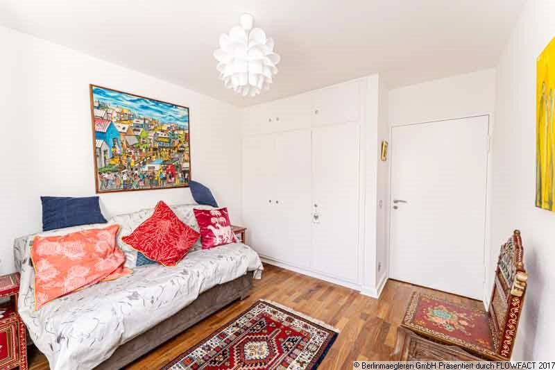 Ready to move into 5-room apartment with balcony and parking space in Berlin