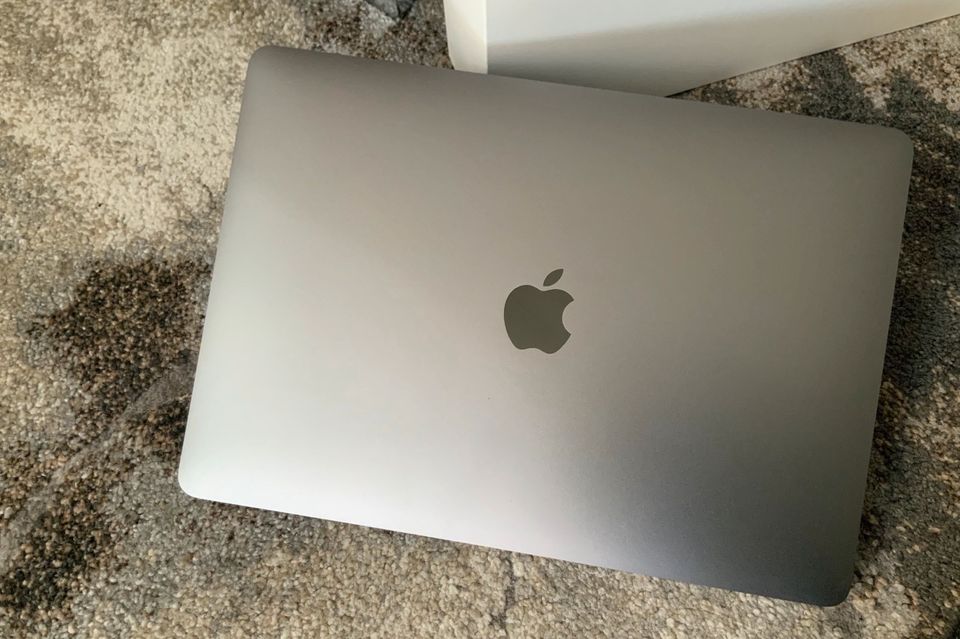 Apple MacBook Air 13 Zoll  256GB SSD M1 8GB Laptop Space Grau in Oberhausen