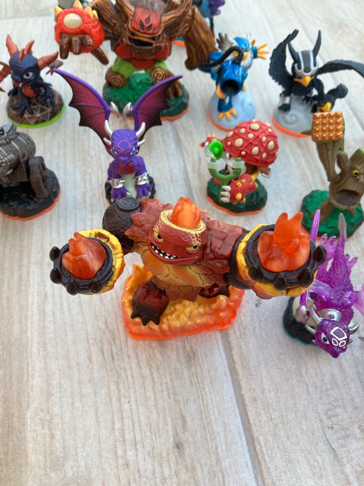 Skylander mit Zubehör in Emden