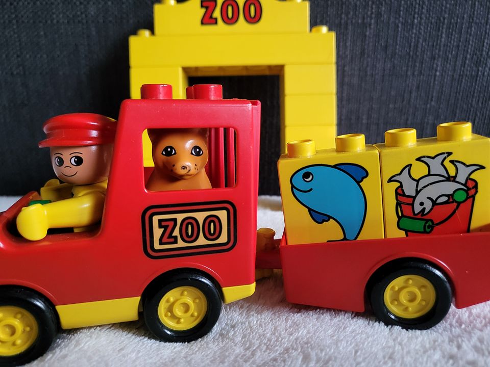 Lego Duplo Zoo - Eingang mit Fahrzeug, Figur, Löwenbaby in Kempten