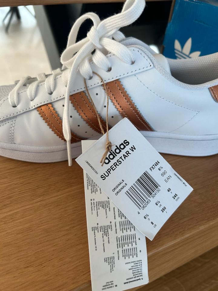 Adidas Superstar W neu mit Karton Gr.40 Weiß Gold/Bronze in Heikendorf