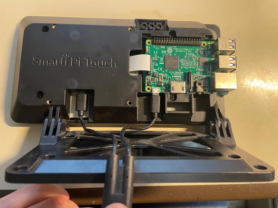 Raspberry Pi 3B mit 7" Touch Display und SmartPi Touch Gehäuse in Grünwald