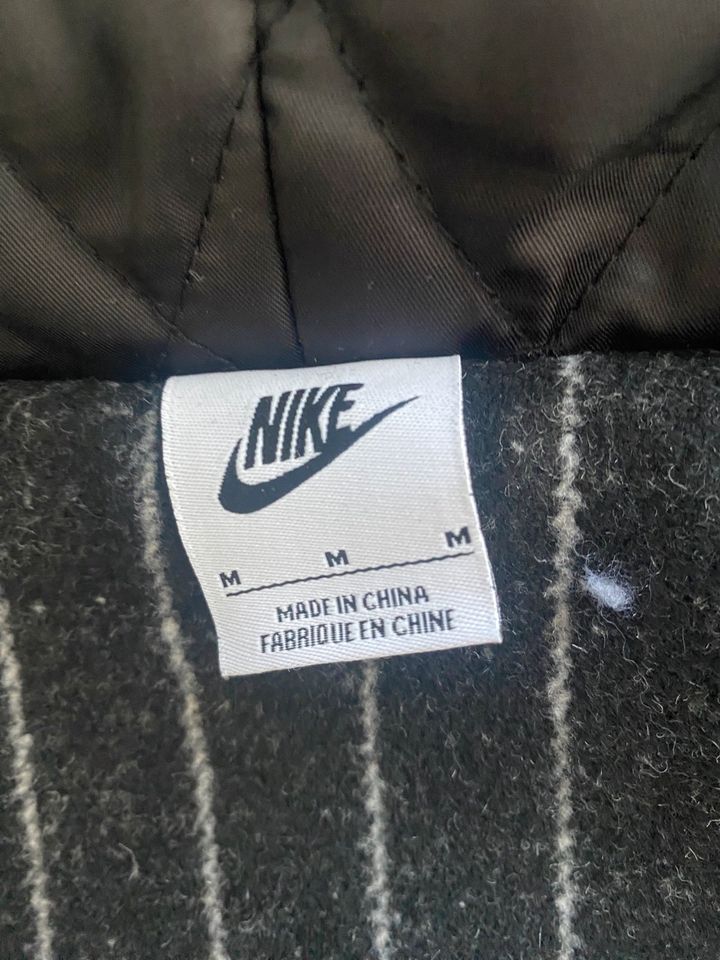 Stussy × Nike Jacke gestreift M in Berlin