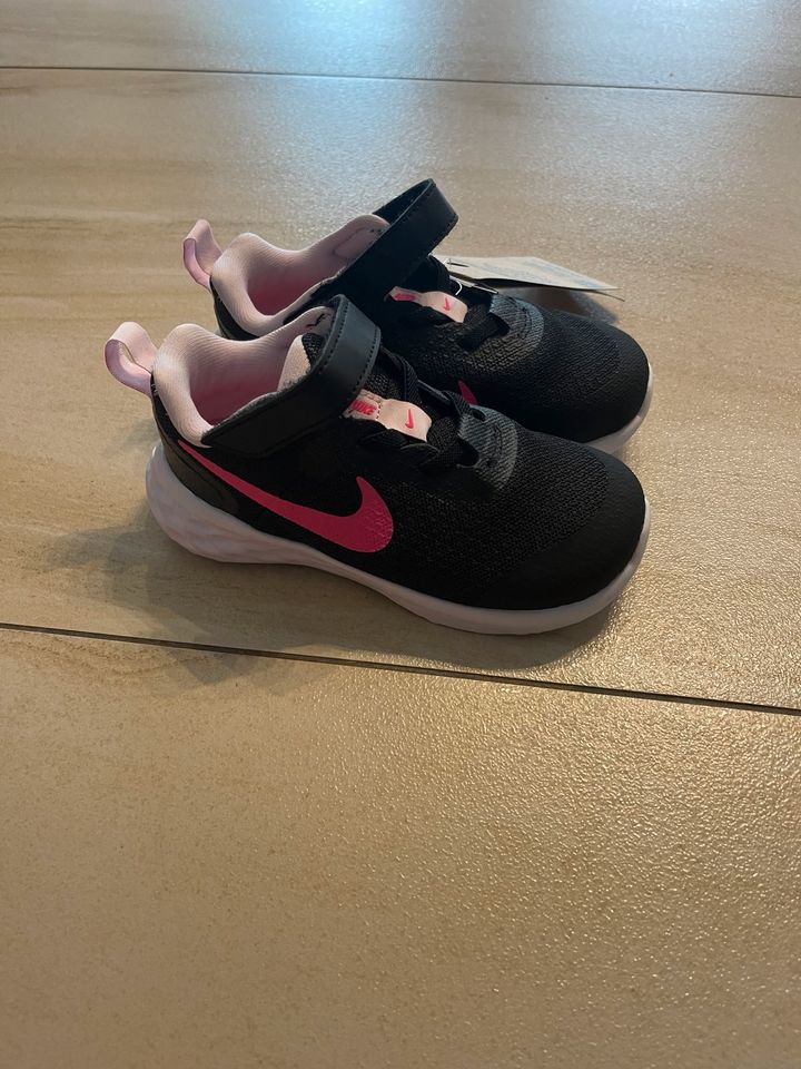Nike Sneaker Mädchen schwarz/pink Gr.26 neu in Castrop-Rauxel