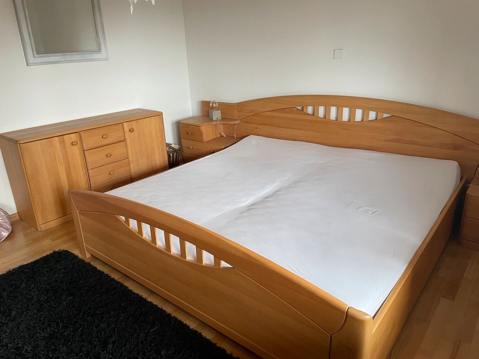 Schlafzimmerbett mit Nachttischen, plus Sideboard in Donaueschingen
