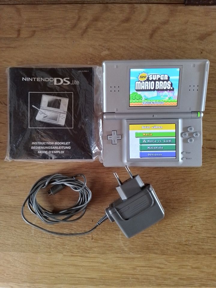 Nintendo DS mit Reiseset und 8 Spielen in Pulheim