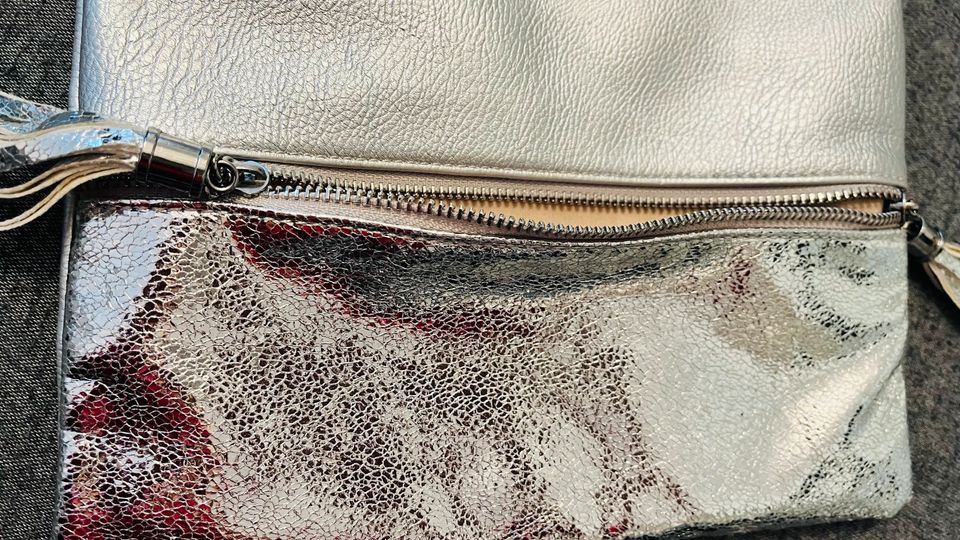 Schultertasche Silber sehr modern. in Gelsenkirchen