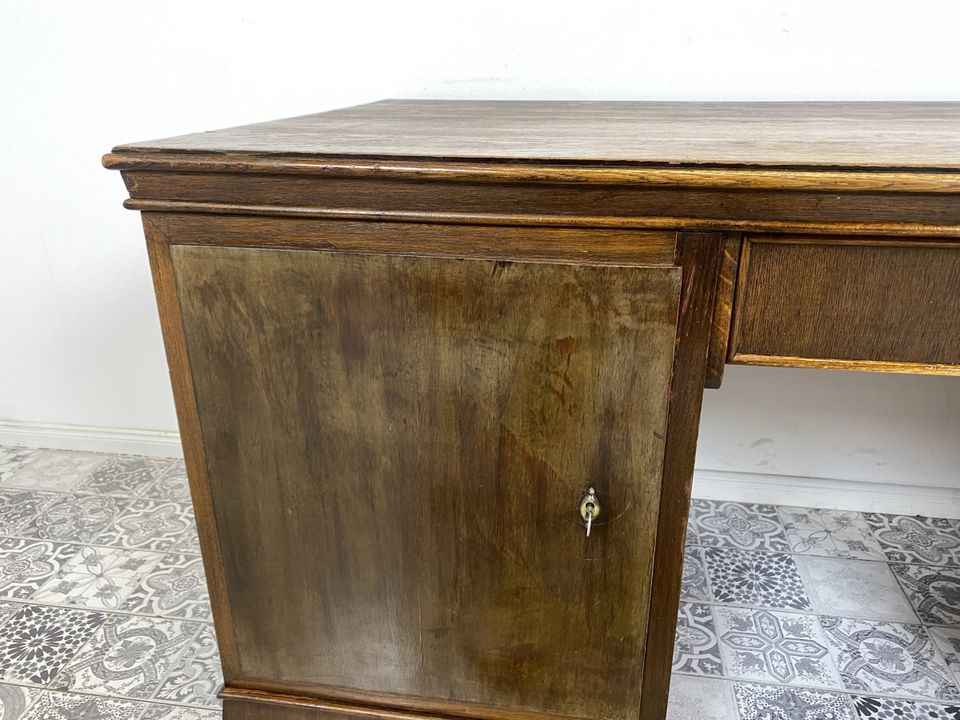 WMK Imposanter freistehender Art Deco Schreibtisch aus vollem Holz mit geräumigen Schubladen und schönen Verzierungen, um 1930 # Arbeitstisch Desk Sekretär Bürotisch Antik Vintage # Lieferung möglich in Berlin