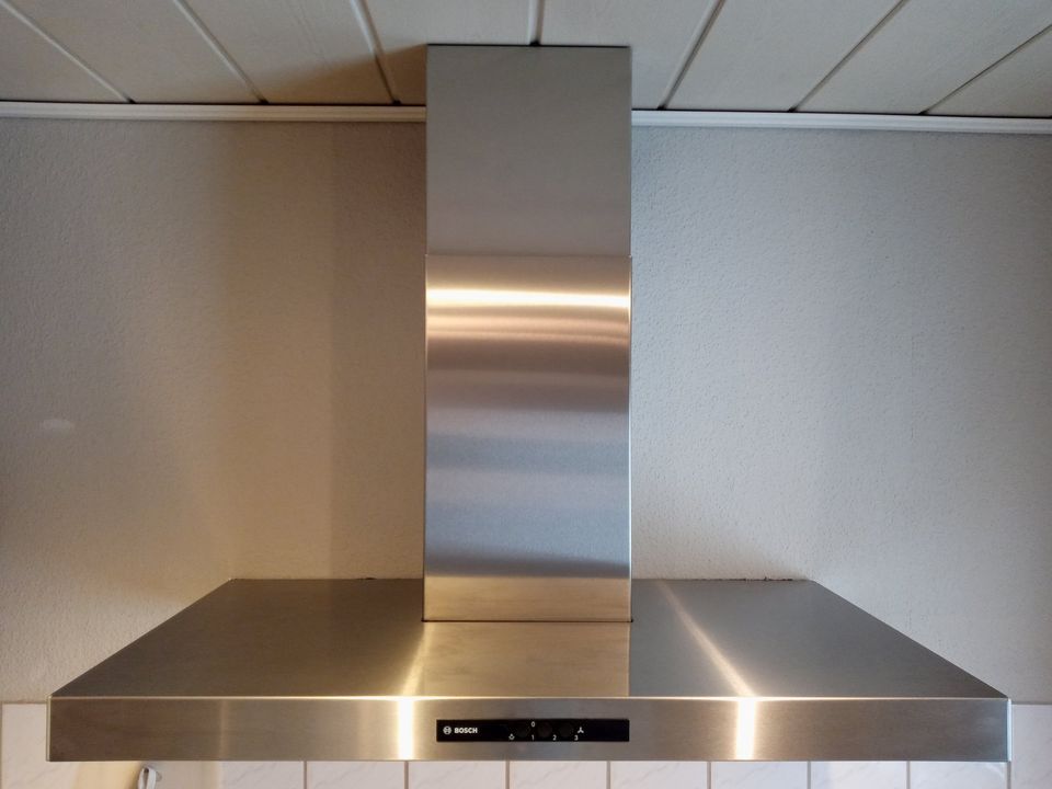Küche Einbauküche mit 4 BOSCH u.NEFF E-Geräten in Dieburg