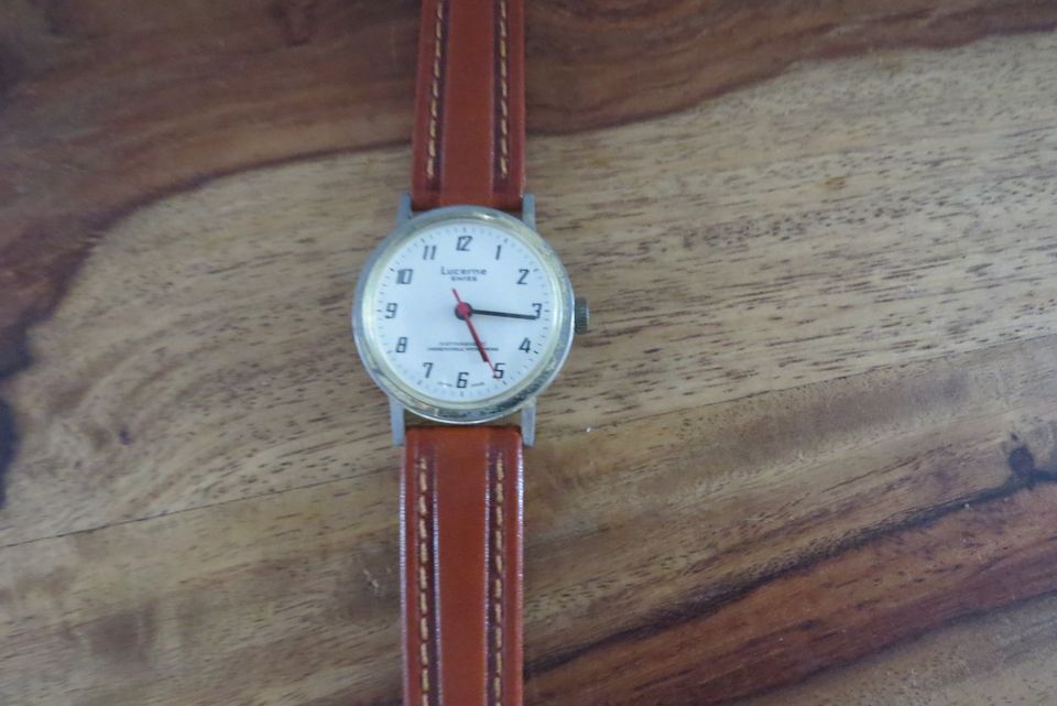 Armband Uhr mit neuem Lederarmbband zum Aufziehen Schweiz in Rodgau